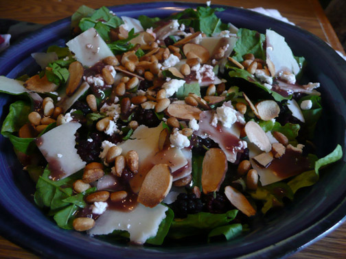 Mulberry cheese and nut salad