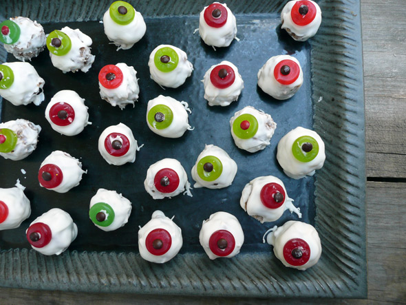 Peanut-Butter-Eyeball-Truffles-for-Halloween-2