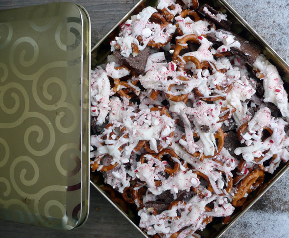 Chocolate Peppermint Pretzel Munch ~ Sumptuous Spoonfuls #chocolate #peppermint #pretzel #recipe