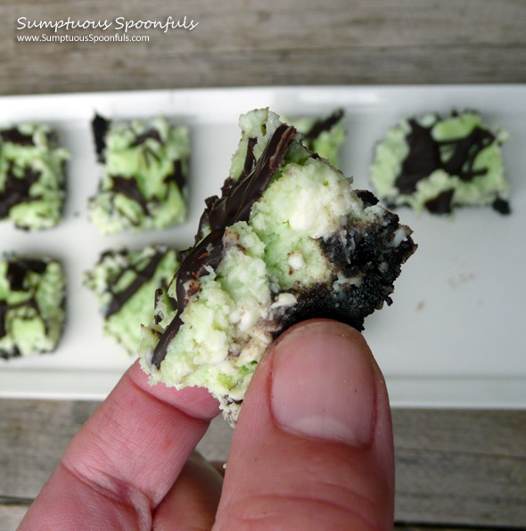 Oreo Shamrock Cheesecake Squares ~ Sumptuous Spoonfuls #cheesecake #bars #recipe