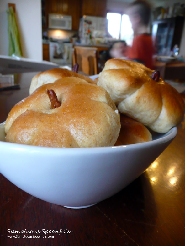 Pumpkin Dinner Rolls from Sumptuous Spoonfuls #pumpkin #bread #rolls #recipe