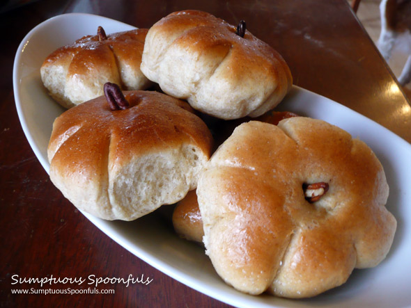 Pumpkin Dinner Rolls from Sumptuous Spoonfuls #pumpkin #bread #rolls #recipe