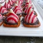 Chocolate Candy Cane Pretzel Kisses ~ Sumptuous Spoonfuls #easy #holiday #recipe