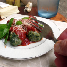 Spinach Ricotta Balls in Garlic Tomato Basil Sauce Recipe
